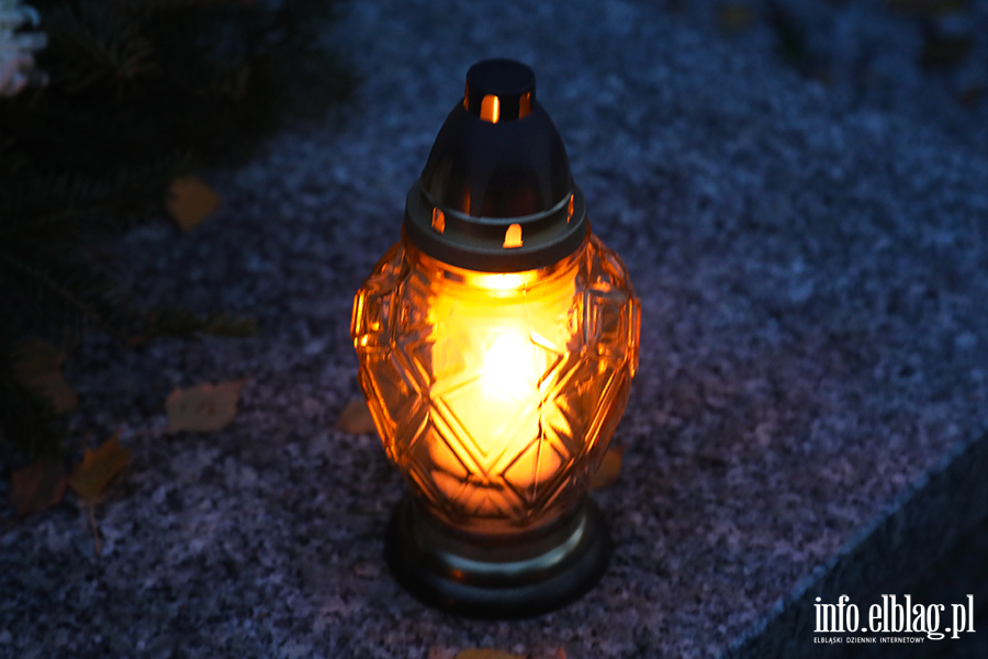 Tysice zniczy rozwietlio cmentarz Agrykola, fot. 42