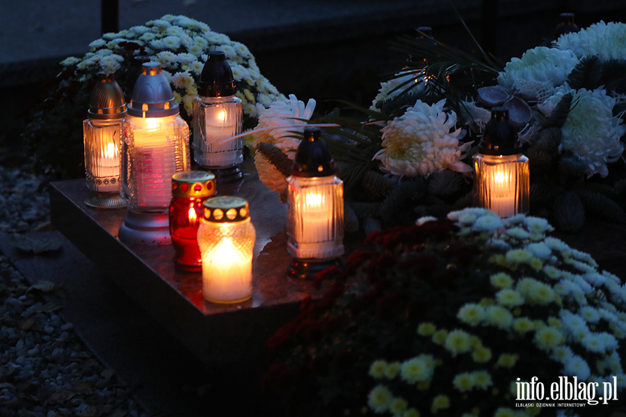 Tysice zniczy rozwietlio cmentarz Agrykola, fot. 43