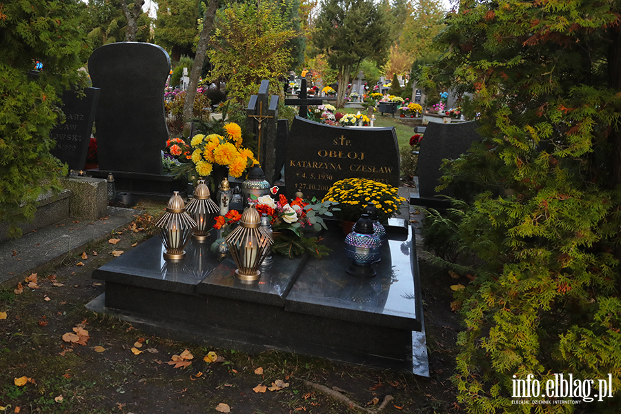 Cmentarz Dbica w blasku zniczy