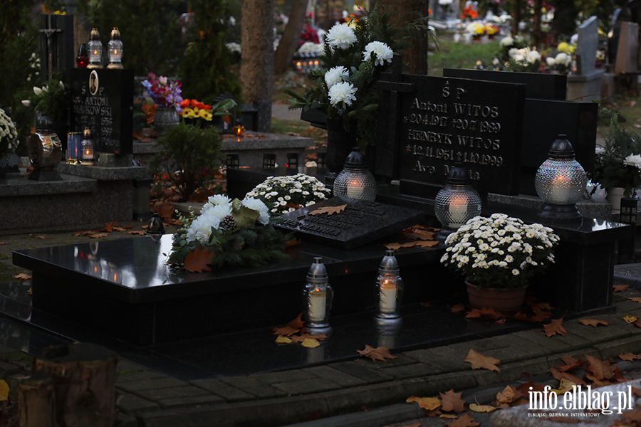 Cmentarz D�bica w blasku zniczy, fot. 2