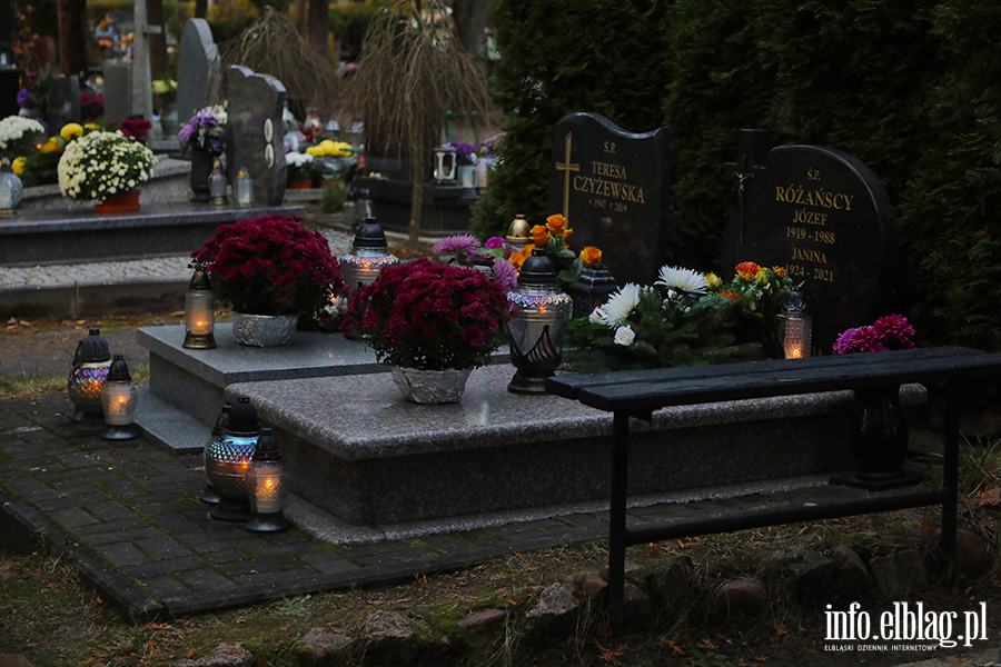 Cmentarz D�bica w blasku zniczy, fot. 4