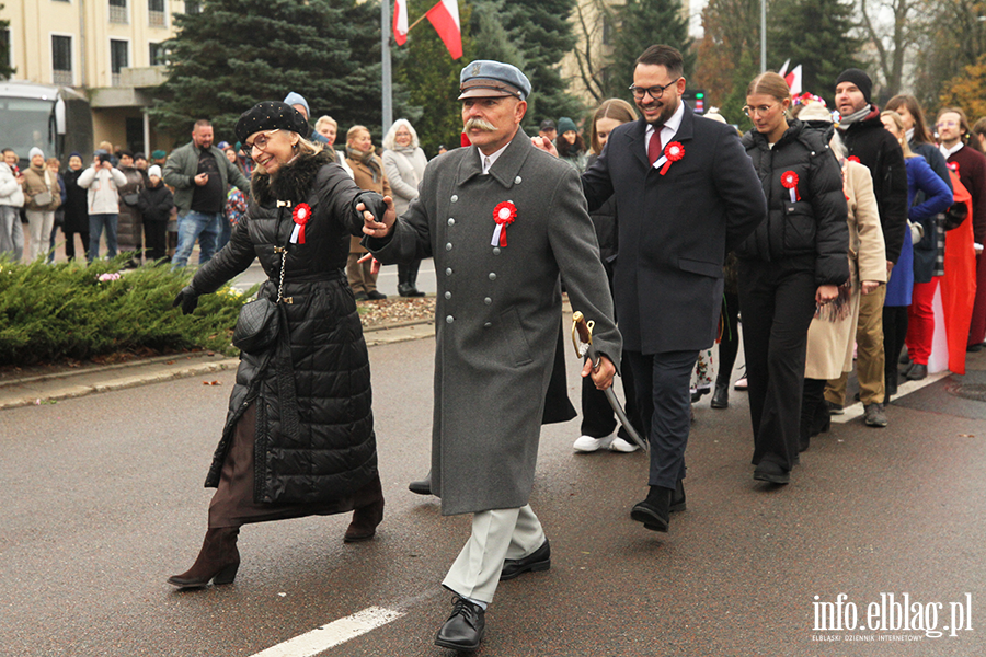 Polonez na ulicach Elblga z okazji Narodowego wita Niepodlegoci, fot. 4