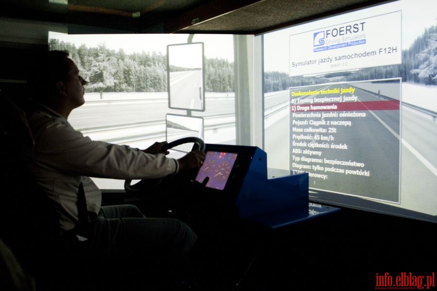 Zajcia praktyczne na mobilnym symulatorze jazdy w WORD w Elblgu, fot. 1