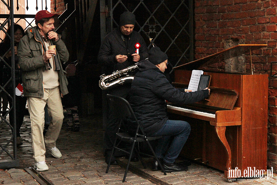 Polonez na ulicach Elblga z okazji Narodowego wita Niepodlegoci, fot. 36