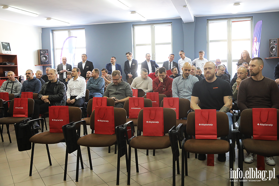 Otwarcie nowej pracowni wyposaonej w nowoczesne maszyny w CKZiU , fot. 1