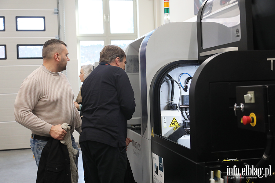 Otwarcie nowej pracowni wyposaonej w nowoczesne maszyny w CKZiU , fot. 13