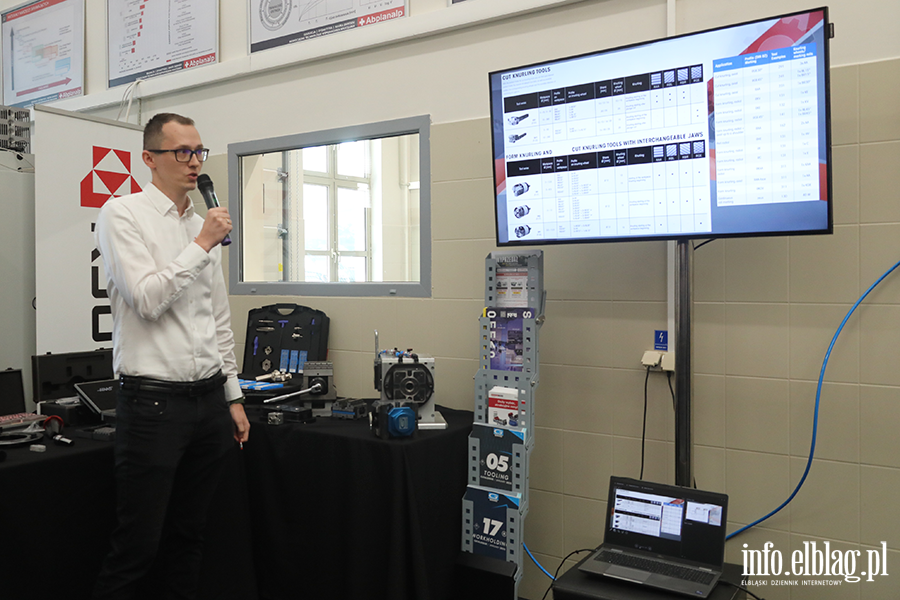 Otwarcie nowej pracowni wyposaonej w nowoczesne maszyny w CKZiU , fot. 24