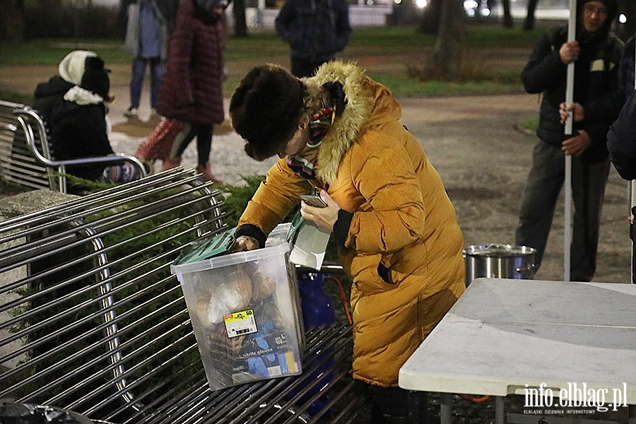 Spotkanie na Placu Dworcowym. Podzielili si� �ywno�ci� i nadziej�, fot. 3