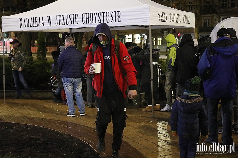 Spotkanie na Placu Dworcowym. Podzielili si� �ywno�ci� i nadziej�, fot. 13