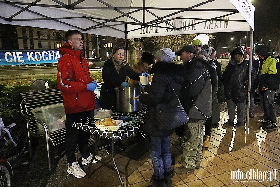 Spotkanie na Placu Dworcowym. Podzielili si� �ywno�ci� i nadziej�, fot. 14