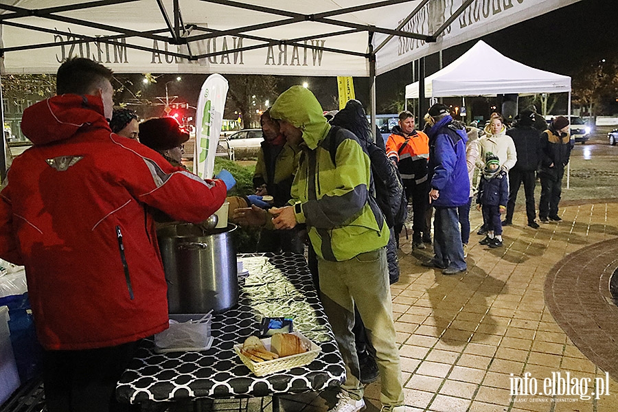 Spotkanie na Placu Dworcowym. Podzielili si� �ywno�ci� i nadziej�, fot. 15