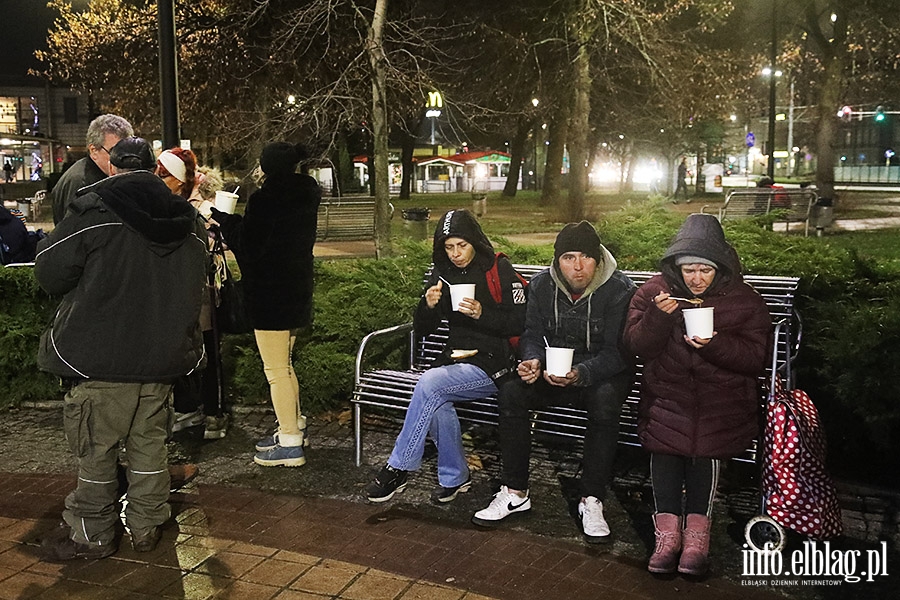 Spotkanie na Placu Dworcowym. Podzielili si� �ywno�ci� i nadziej�, fot. 17