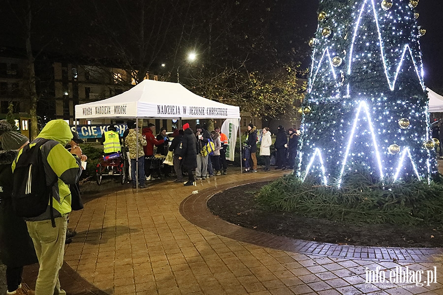 Spotkanie na Placu Dworcowym. Podzielili si� �ywno�ci� i nadziej�, fot. 19