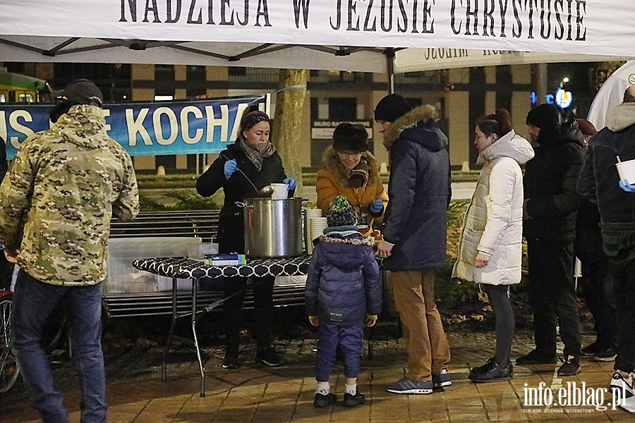 Spotkanie na Placu Dworcowym. Podzielili si� �ywno�ci� i nadziej�, fot. 20