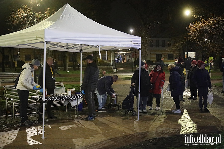 Spotkanie na Placu Dworcowym. Podzielili si� �ywno�ci� i nadziej�, fot. 25