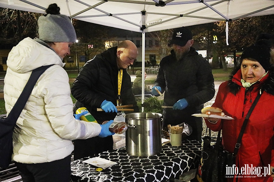 Spotkanie na Placu Dworcowym. Podzielili si� �ywno�ci� i nadziej�, fot. 29