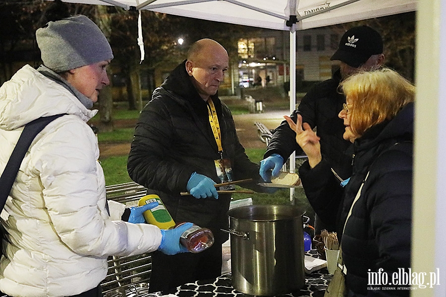Spotkanie na Placu Dworcowym. Podzielili si� �ywno�ci� i nadziej�, fot. 30