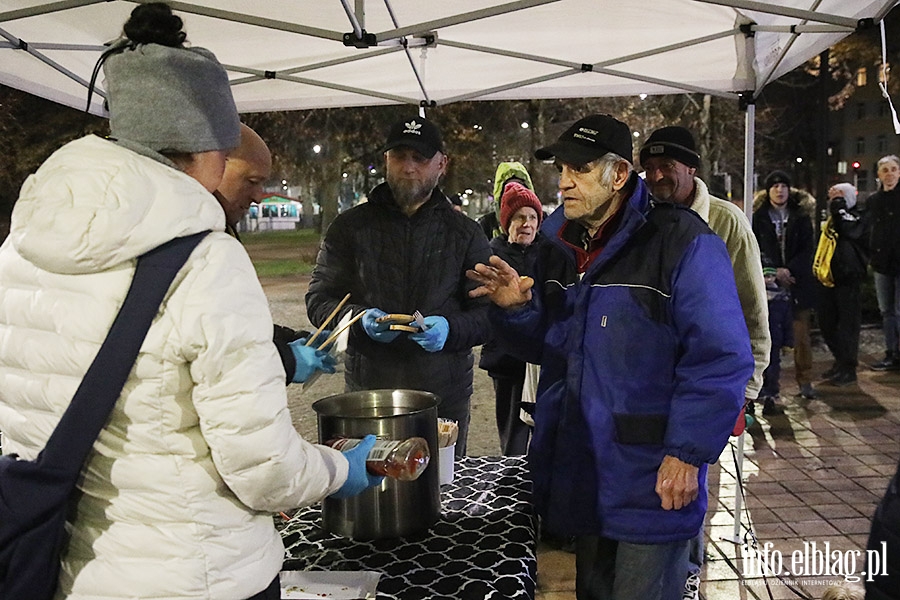 Spotkanie na Placu Dworcowym. Podzielili si� �ywno�ci� i nadziej�, fot. 31