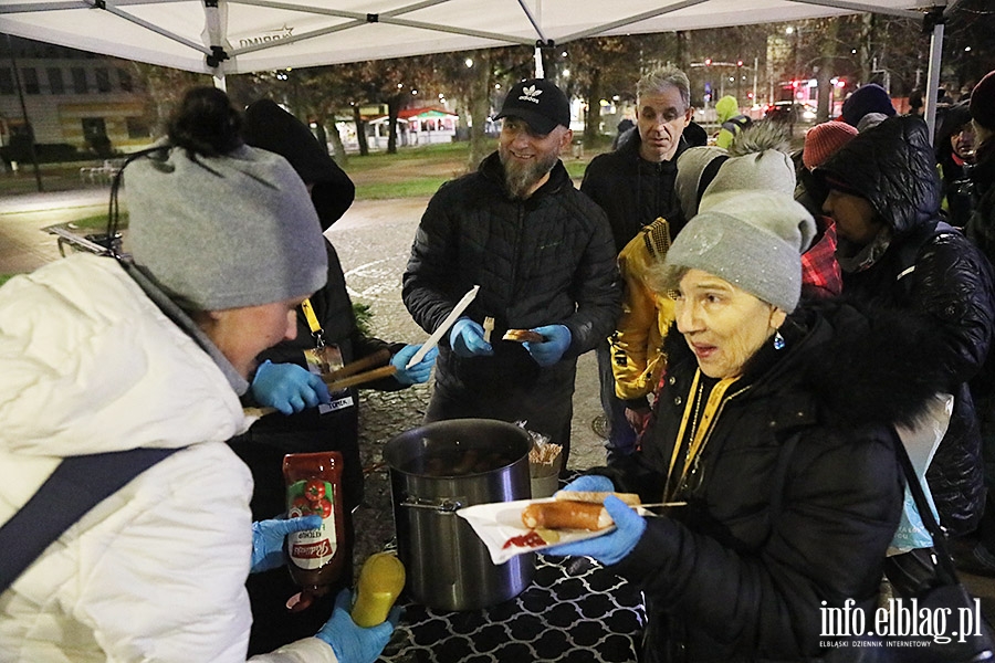 Spotkanie na Placu Dworcowym. Podzielili si� �ywno�ci� i nadziej�, fot. 34