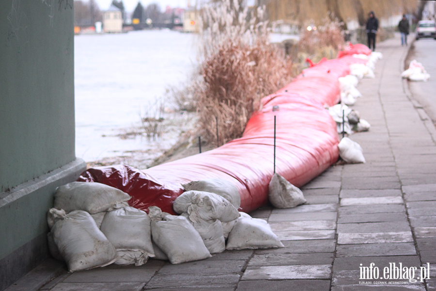 Sytuacja nad rzek� Elbl�g po wprowadzeniu pogotowia przeciwpowodziowego, fot. 4