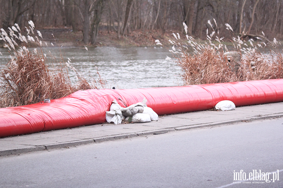 Sytuacja nad rzek� Elbl�g po wprowadzeniu pogotowia przeciwpowodziowego, fot. 5