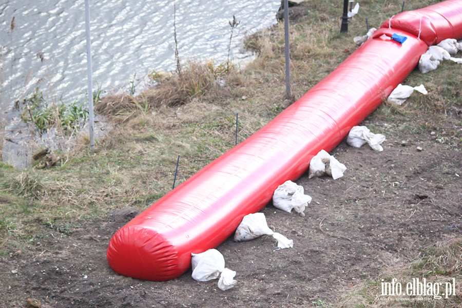 Sytuacja nad rzek� Elbl�g po wprowadzeniu pogotowia przeciwpowodziowego, fot. 11