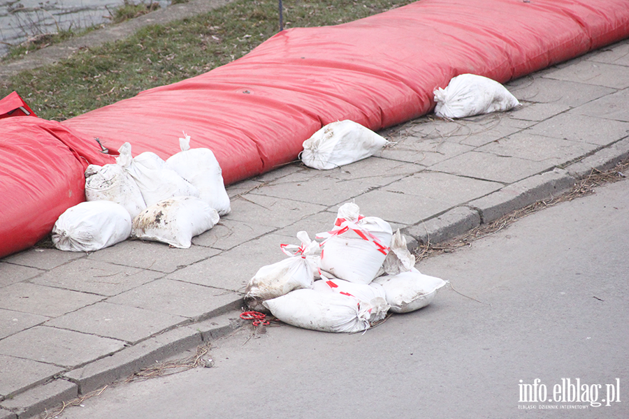 Sytuacja nad rzek� Elbl�g po wprowadzeniu pogotowia przeciwpowodziowego, fot. 17