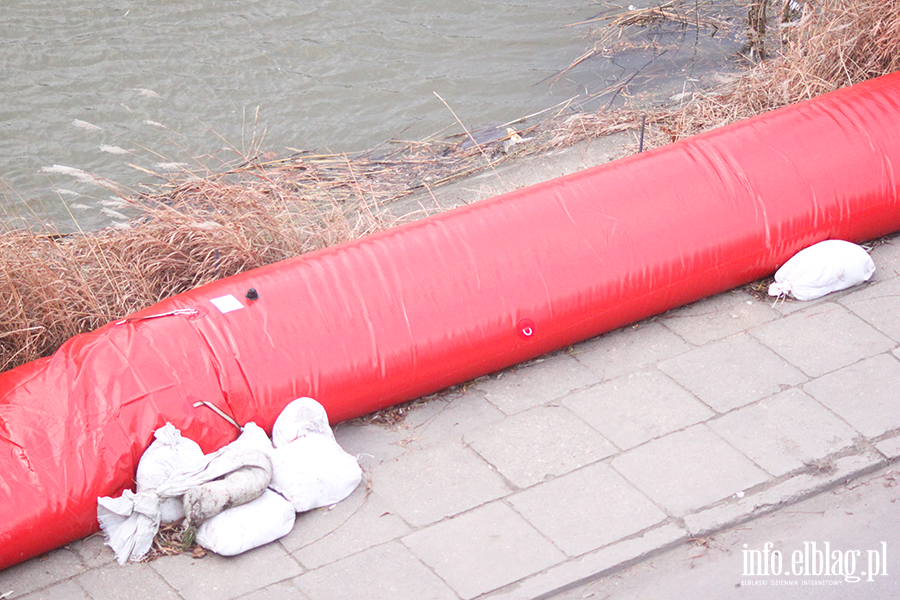 Sytuacja nad rzek� Elbl�g po wprowadzeniu pogotowia przeciwpowodziowego, fot. 23