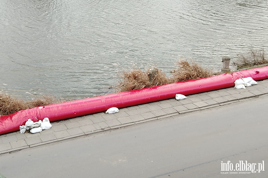Sytuacja nad rzek� Elbl�g po wprowadzeniu pogotowia przeciwpowodziowego, fot. 28
