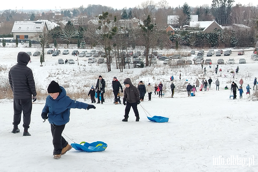 Elbl��anie korzystaj� ze �niegu na g�rze Chrobrego, fot. 2