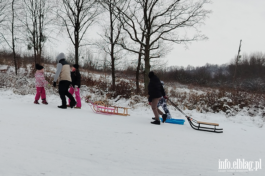Elbl��anie korzystaj� ze �niegu na g�rze Chrobrego, fot. 4