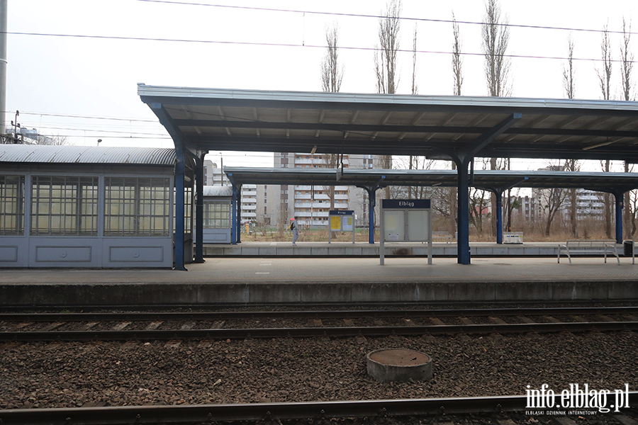 Konferencja Nowy Elbl�g przed dworcem kolejowym w Elbl�gu 