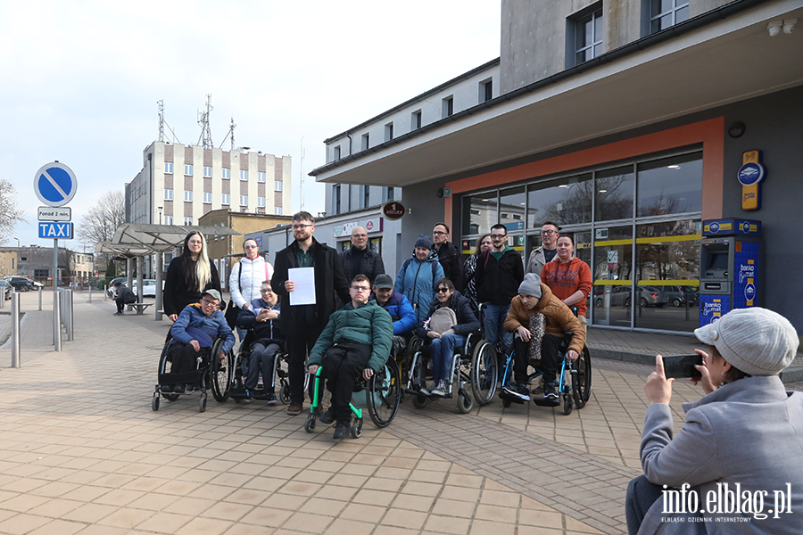 Konferencja Nowy Elbl�g przed dworcem kolejowym w Elbl�gu , fot. 7