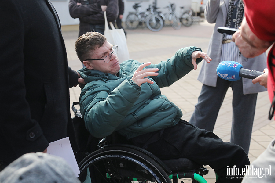 Konferencja Nowy Elbl�g przed dworcem kolejowym w Elbl�gu , fot. 8