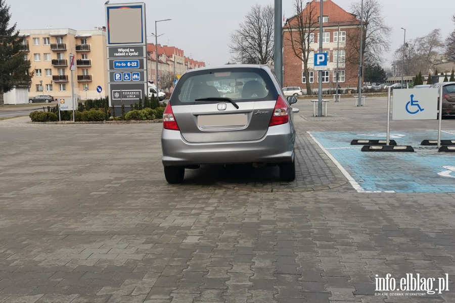 Mistrzowie Parkowania w Elbl�gu (cz�� 460), fot. 2