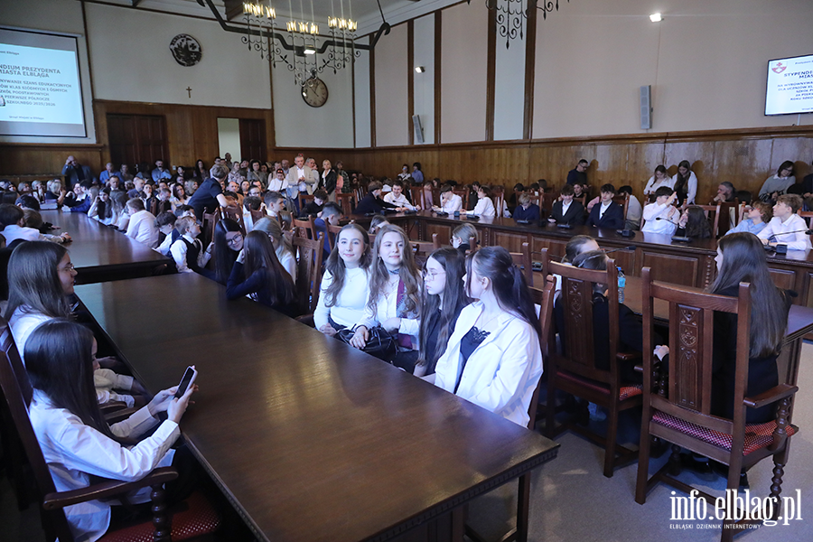 Wr�czenia stypendi�w dla uczni�w szk� podstawowych , fot. 1