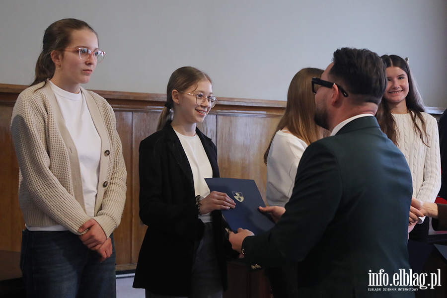 Wr�czenia stypendi�w dla uczni�w szk� podstawowych , fot. 5