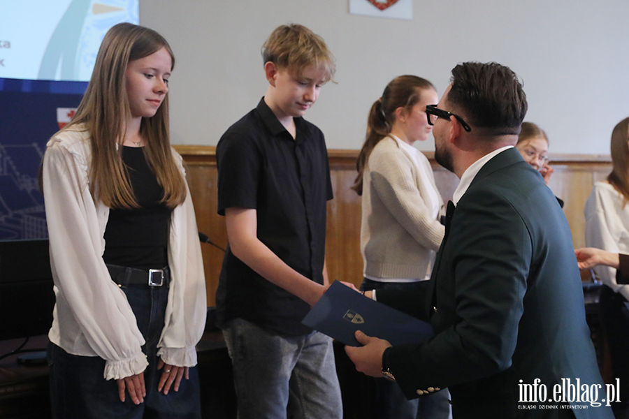 Wr�czenia stypendi�w dla uczni�w szk� podstawowych , fot. 6