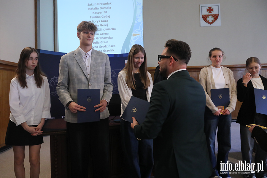 Wr�czenia stypendi�w dla uczni�w szk� podstawowych , fot. 7