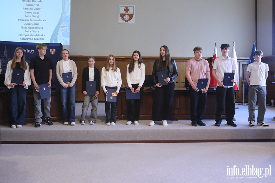 Wr�czenia stypendi�w dla uczni�w szk� podstawowych , fot. 8