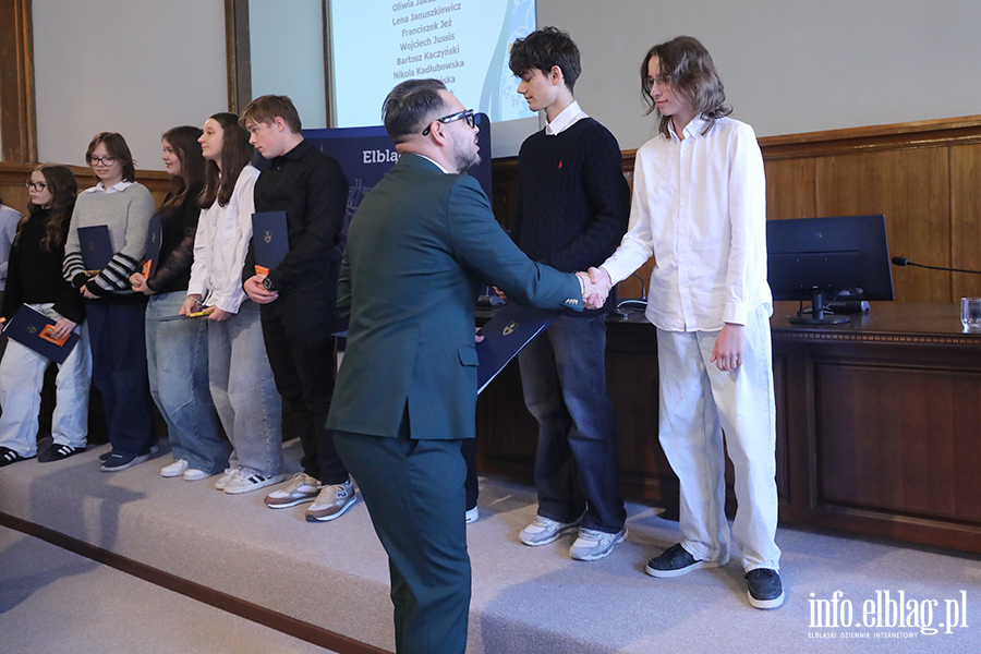 Wr�czenia stypendi�w dla uczni�w szk� podstawowych , fot. 12