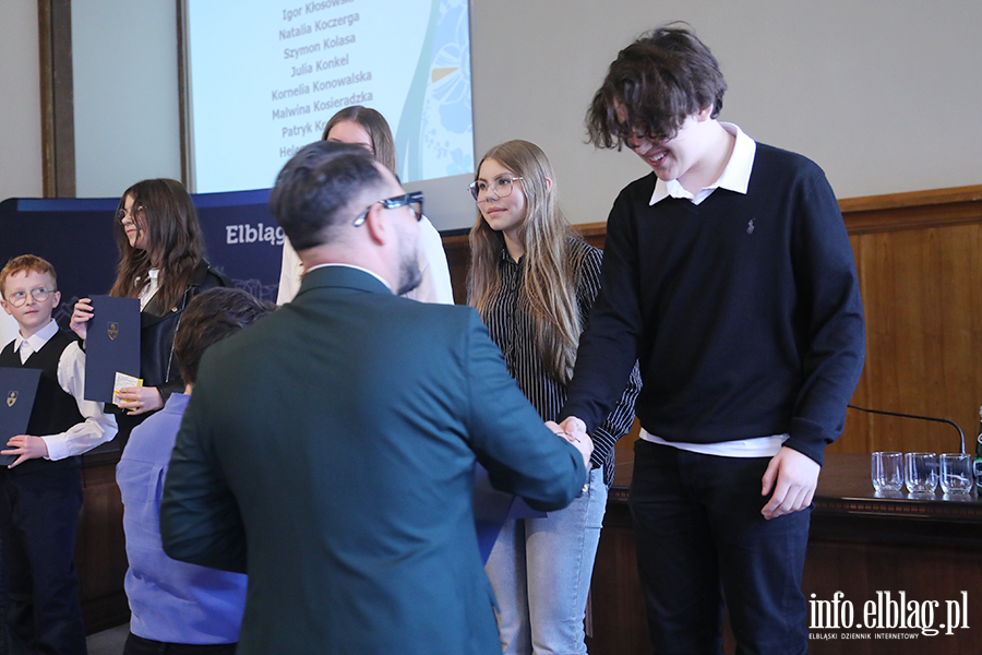 Wr�czenia stypendi�w dla uczni�w szk� podstawowych , fot. 14