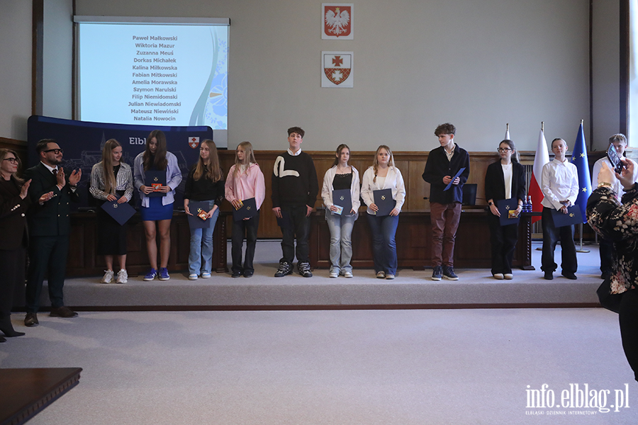 Wr�czenia stypendi�w dla uczni�w szk� podstawowych , fot. 25