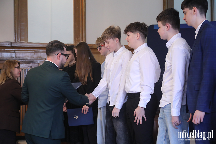 Wr�czenia stypendi�w dla uczni�w szk� podstawowych , fot. 26