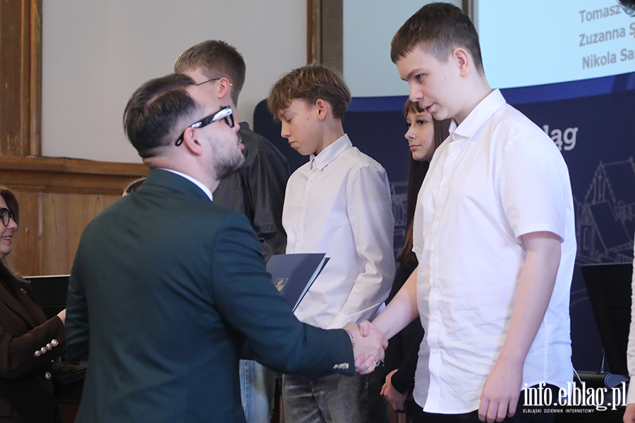 Wr�czenia stypendi�w dla uczni�w szk� podstawowych , fot. 30