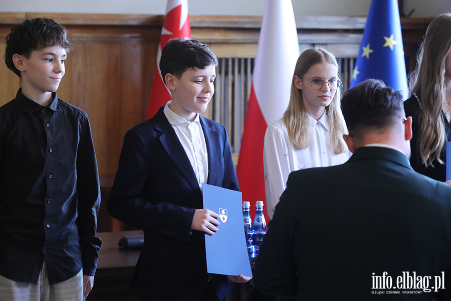 Wr�czenia stypendi�w dla uczni�w szk� podstawowych , fot. 41