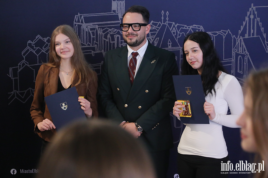 Wr�czenia stypendi�w dla uczni�w szk� podstawowych , fot. 44