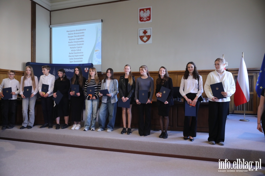 Wr�czenia stypendi�w dla uczni�w szk� podstawowych , fot. 45