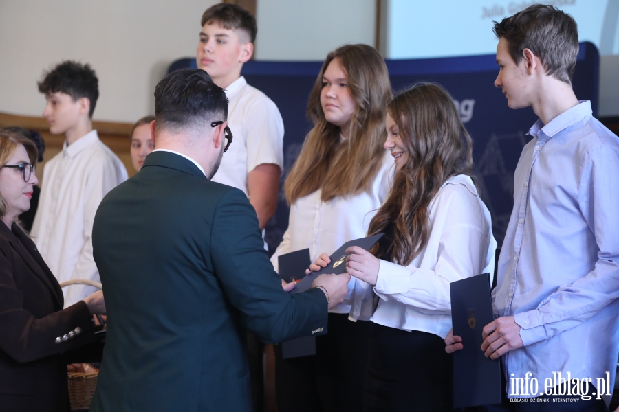 Wr�czenia stypendi�w dla uczni�w szk� podstawowych , fot. 52