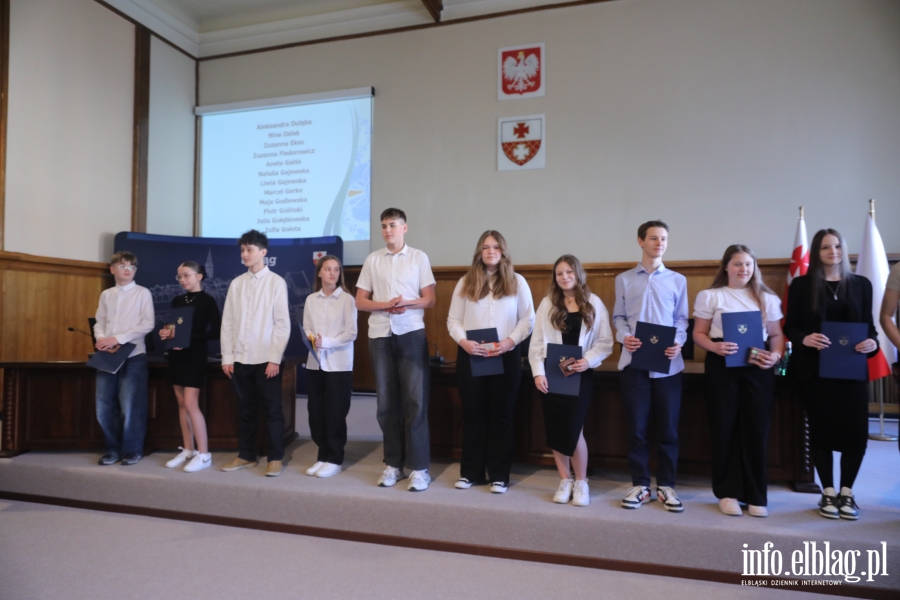 Wr�czenia stypendi�w dla uczni�w szk� podstawowych , fot. 56